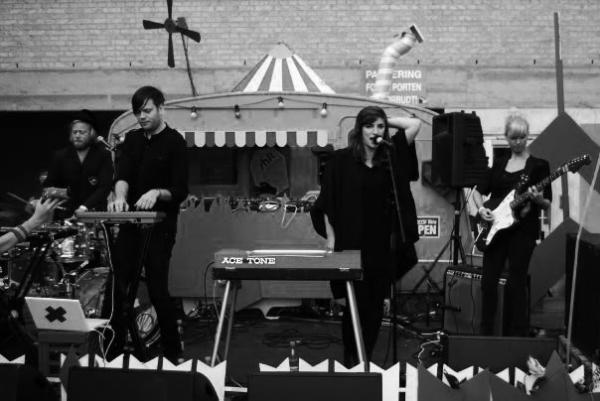 Darkness Falls – Alive In Us (2011) // Indie, Electronic, Downtempo, Ethereal, Tech, серебряные слезы Валькирий